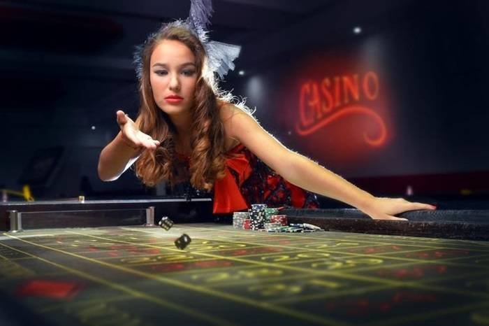 Filipino player on smartphone accessing slot games without downloading an app